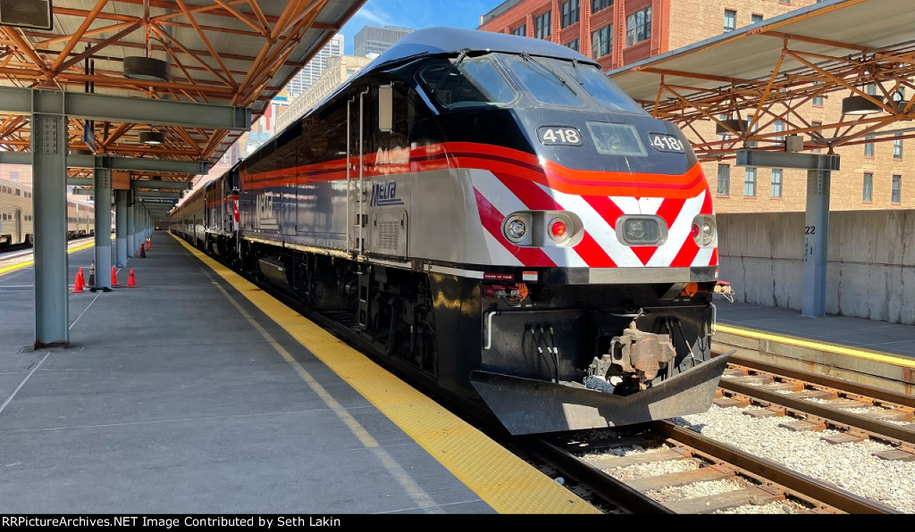 METX 418 pushing Rock Island #622 at LaSalle St.